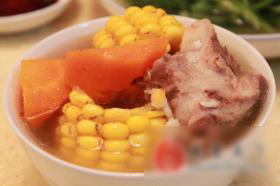 胡萝卜玉米筒骨汤的做法